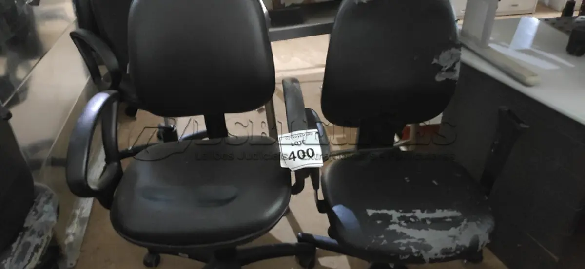 LOTE 400 - 02 CADEIRAS DE ESCRITÓRIO. (NO ESTADO) ATENÇÃO! FAZER A VISITAÇÃO ANTES DE ARREMATAR, NÃO SABEMOS SE FUNCIONA, LEILÃO NÃO TEM GARANTIA E NEM DEVOLUÇÃO, SUJEITO A POSSÍVEIS AVARIAS VISÍVEIS/OCULTAS E/OU AUSÊNCIA DE COMPONENTES.