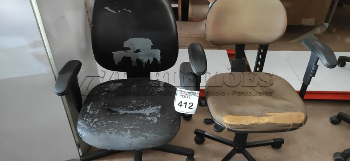 LOTE 412 - 02 CADEIRAS DE ESCRITÓRIO. (NO ESTADO) ATENÇÃO! FAZER A VISITAÇÃO ANTES DE ARREMATAR, NÃO SABEMOS SE FUNCIONA, LEILÃO NÃO TEM GARANTIA E NEM DEVOLUÇÃO, SUJEITO A POSSÍVEIS AVARIAS VISÍVEIS/OCULTAS E/OU AUSÊNCIA DE COMPONENTES.
