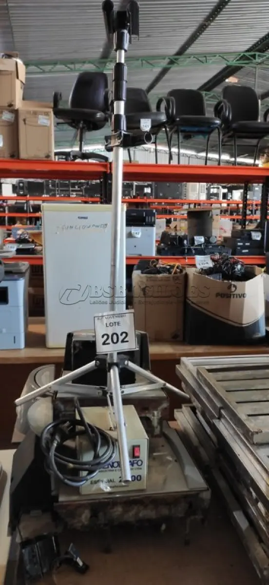 LOTE 202 - 01 RELÓGIO DE PONTO, 01 TRIPÉ E 01 TRANSFORMADOR E 03 LEITORAS DE CÓDIGO DE BARRAS MODELOS DIVERSOS. (NO ESTADO) ATENÇÃO! FAZER A VISITAÇÃO ANTES DE ARREMATAR, NÃO SABEMOS SE FUNCIONA, LEILÃO NÃO TEM GARANTIA E NEM DEVOLUÇÃO, SUJEITO A POSSÍVEIS AVARIAS VISÍVEIS/OCULTAS E/OU AUSÊNCIA DE COMPONENTES.