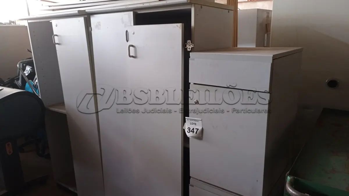 LOTE 347 - 02 ARMÁRIOS ALTO PARA ESCRITÓRIO COM AVARIAS E ARMÁRIOS BAIXO COM 01 GAVETA E SUPORTE DE CPU. (NO ESTADO) ATENÇÃO! FAZER A VISITAÇÃO ANTES DE ARREMATAR, NÃO SABEMOS SE FUNCIONA, LEILÃO NÃO TEM GARANTIA E NEM DEVOLUÇÃO, SUJEITO A POSSÍVEIS AVARIAS VISÍVEIS/OCULTAS E/OU AUSÊNCIA DE COMPONENTES.