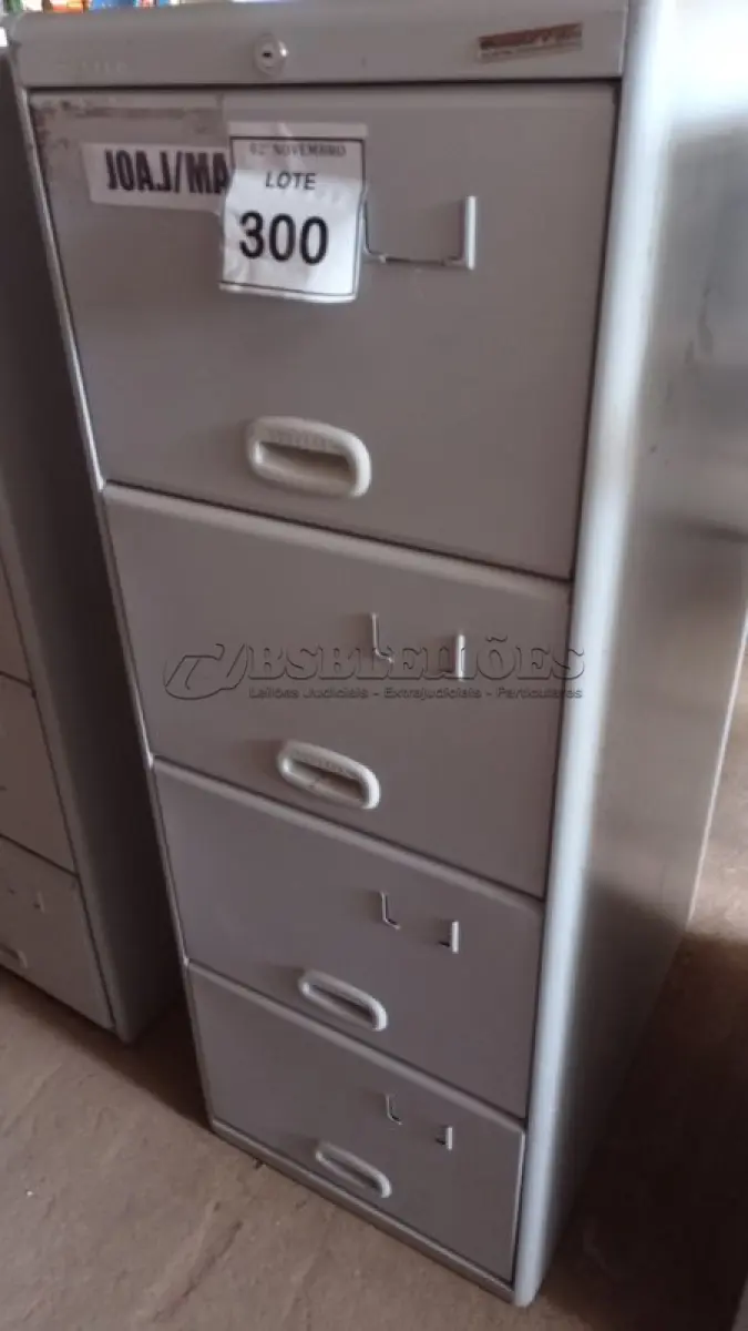 LOTE 300 - 01 ARQUIVO DE AÇO COM 04 GAVETAS. (NO ESTADO) ATENÇÃO! FAZER A VISITAÇÃO ANTES DE ARREMATAR, NÃO SABEMOS SE FUNCIONA, LEILÃO NÃO TEM GARANTIA E NEM DEVOLUÇÃO, SUJEITO A POSSÍVEIS AVARIAS VISÍVEIS/OCULTAS E/OU AUSÊNCIA DE COMPONENTES.