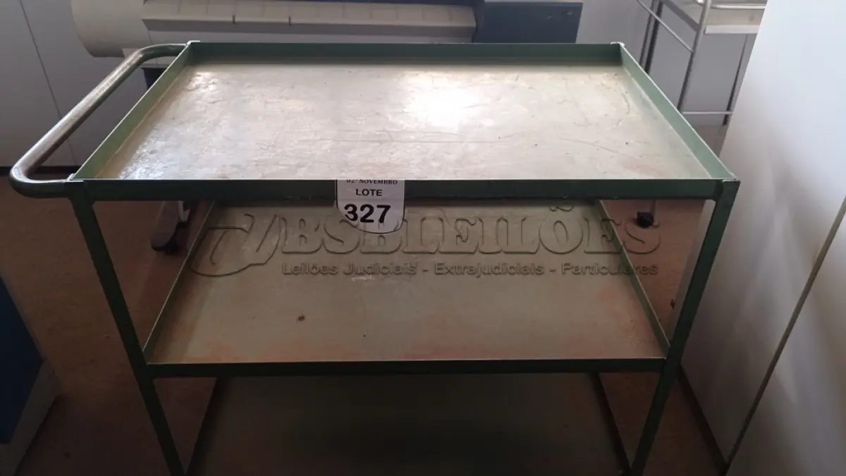 LOTE 327 - 01 CARRINHO DE FERRO PARA OFICINAS COM 03 COMPARTIMENTOS. (NO ESTADO) ATENÇÃO! FAZER A VISITAÇÃO ANTES DE ARREMATAR, NÃO SABEMOS SE FUNCIONA, LEILÃO NÃO TEM GARANTIA E NEM DEVOLUÇÃO, SUJEITO A POSSÍVEIS AVARIAS VISÍVEIS/OCULTAS E/OU AUSÊNCIA DE COMPONENTES.