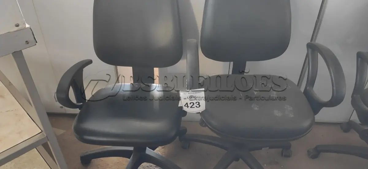 LOTE 423 - 02 CADEIRAS DE ESCRITÓRIO. (NO ESTADO) ATENÇÃO! FAZER A VISITAÇÃO ANTES DE ARREMATAR, NÃO SABEMOS SE FUNCIONA, LEILÃO NÃO TEM GARANTIA E NEM DEVOLUÇÃO, SUJEITO A POSSÍVEIS AVARIAS VISÍVEIS/OCULTAS E/OU AUSÊNCIA DE COMPONENTES.