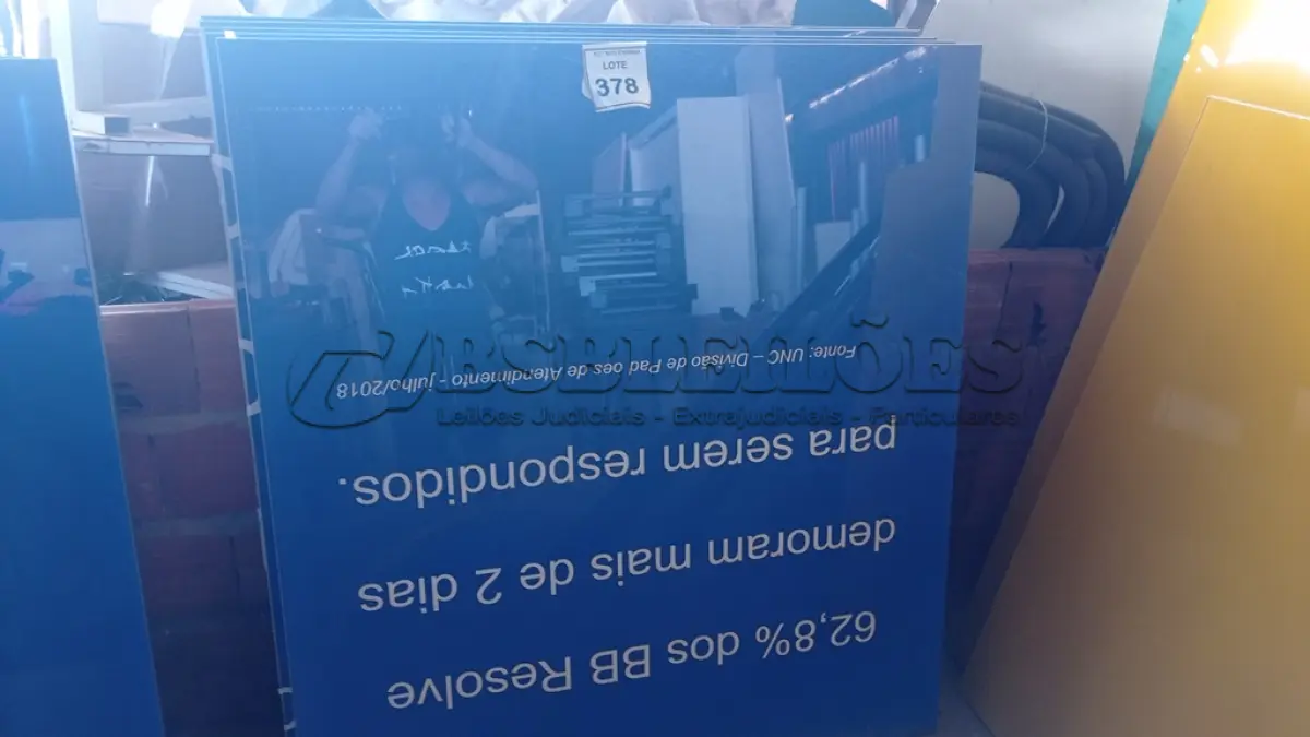 LOTE 378 - 05 PAINÉIS DE VIDRO NA COR AZUL DE 1,32X1,19. (NO ESTADO) ATENÇÃO! FAZER A VISITAÇÃO ANTES DE ARREMATAR, NÃO SABEMOS SE FUNCIONA, LEILÃO NÃO TEM GARANTIA E NEM DEVOLUÇÃO, SUJEITO A POSSÍVEIS AVARIAS VISÍVEIS/OCULTAS E/OU AUSÊNCIA DE COMPONENTES.