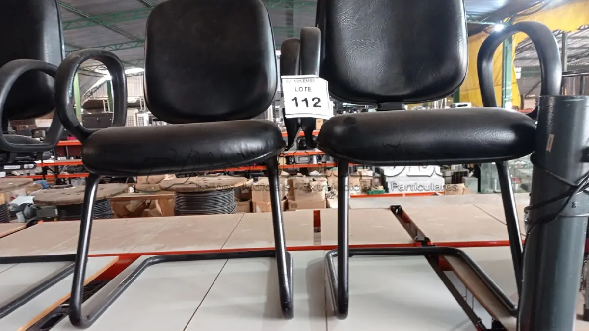 LOTE 112 - 02 CADEIRAS COM PÉS FIXOS. (NO ESTADO) ATENÇÃO! FAZER A VISITAÇÃO ANTES DE ARREMATAR, NÃO SABEMOS SE FUNCIONA, LEILÃO NÃO TEM GARANTIA E NEM DEVOLUÇÃO, SUJEITO A POSSÍVEIS AVARIAS VISÍVEIS/OCULTAS E/OU AUSÊNCIA DE COMPONENTES.