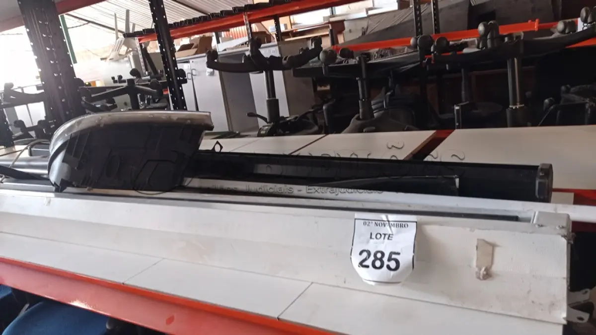 LOTE 285 - 01 LOTE COM VÁRIAS TELAS DE PROJEÇÃO INCOMPLETAS MARCAS E MODELO DIVERSOS E 01 FAROL DE CARRO COM AVARIAS. (NO ESTADO) ATENÇÃO! FAZER A VISITAÇÃO ANTES DE ARREMATAR, NÃO SABEMOS SE FUNCIONA, LEILÃO NÃO TEM GARANTIA E NEM DEVOLUÇÃO, SUJEITO A POSSÍVEIS AVARIAS VISÍVEIS/OCULTAS E/OU AUSÊNCIA DE COMPONENTES.