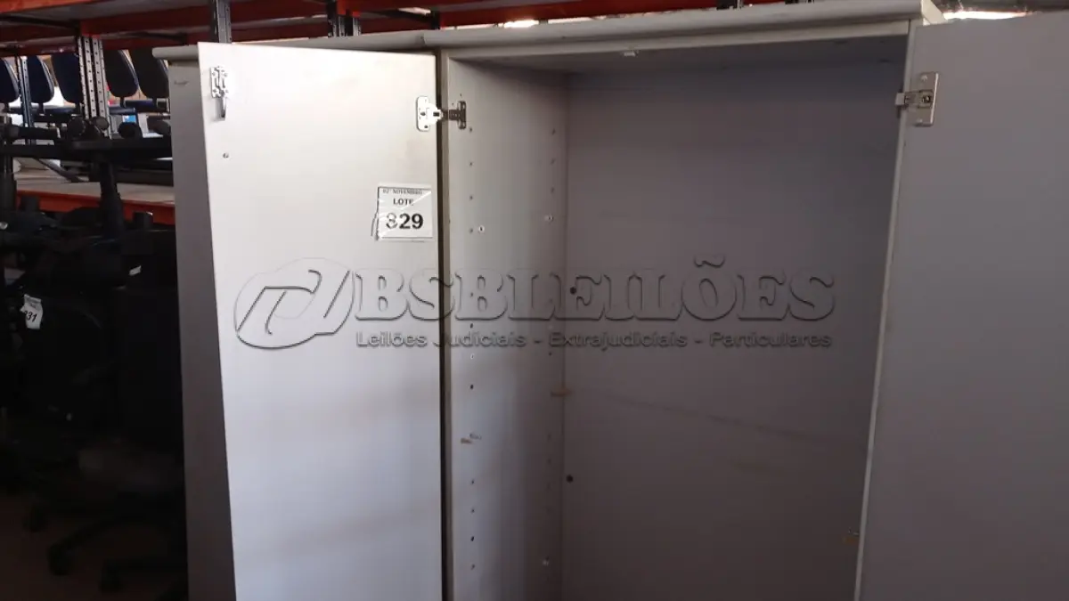 LOTE 329 - 02 ARMÁRIOS ALTOS PARA ESCRITÓRIO. (NO ESTADO) ATENÇÃO! FAZER A VISITAÇÃO ANTES DE ARREMATAR, NÃO SABEMOS SE FUNCIONA, LEILÃO NÃO TEM GARANTIA E NEM DEVOLUÇÃO, SUJEITO A POSSÍVEIS AVARIAS VISÍVEIS/OCULTAS E/OU AUSÊNCIA DE COMPONENTES.