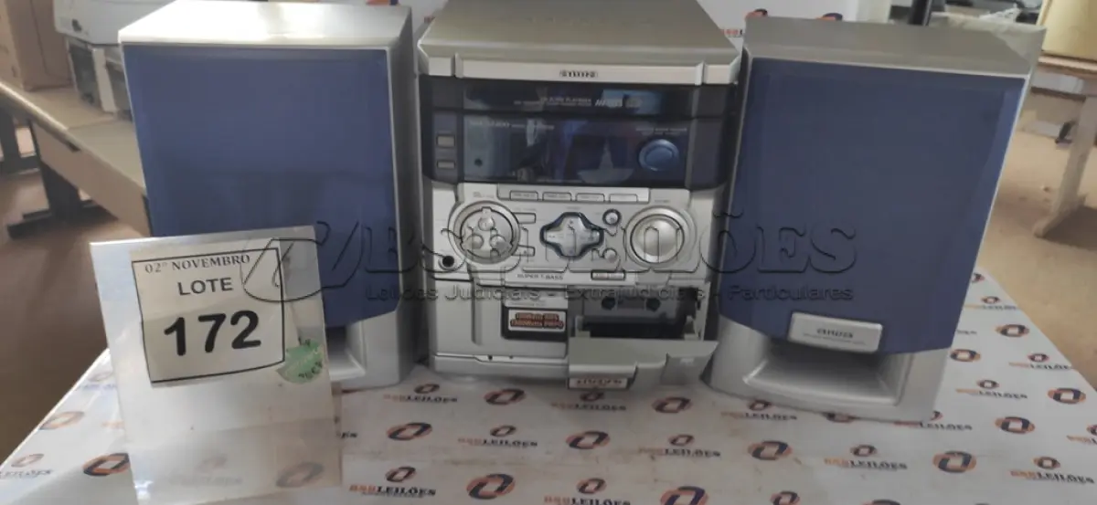 LOTE 172 - 01 MINI SYSTEM MARCA AIWA COM 02 CAIXAS. (NO ESTADO) ATENÇÃO! FAZER A VISITAÇÃO ANTES DE ARREMATAR, NÃO SABEMOS SE FUNCIONA, LEILÃO NÃO TEM GARANTIA E NEM DEVOLUÇÃO, SUJEITO A POSSÍVEIS AVARIAS VISÍVEIS/OCULTAS E/OU AUSÊNCIA DE COMPONENTES.