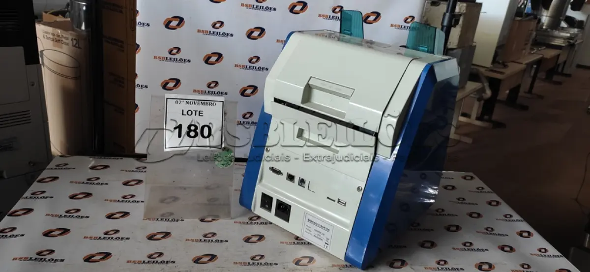 LOTE 180 - 01 MÁQUINA DE CONTAR DINHEIRO MARCA MAGNER. (NO ESTADO) ATENÇÃO! FAZER A VISITAÇÃO ANTES DE ARREMATAR, NÃO SABEMOS SE FUNCIONA, LEILÃO NÃO TEM GARANTIA E NEM DEVOLUÇÃO, SUJEITO A POSSÍVEIS AVARIAS VISÍVEIS/OCULTAS E/OU AUSÊNCIA DE COMPONENTES.