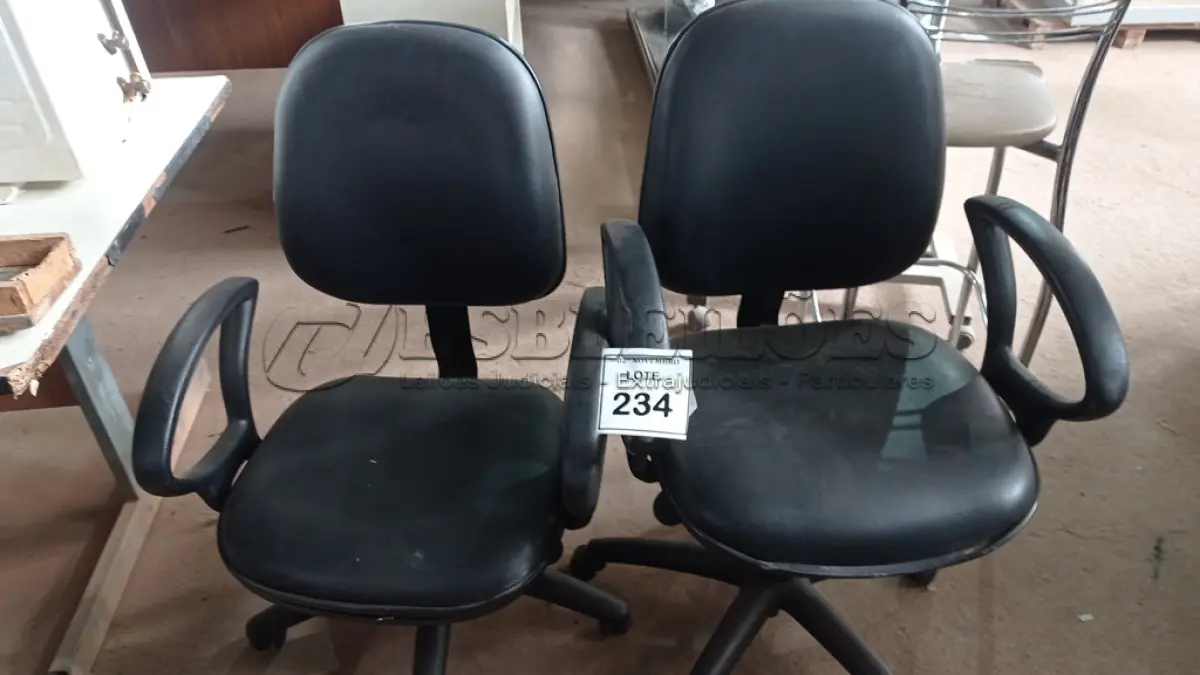 LOTE 234 - 02 CADEIRAS GIRATÓRIAS. (NO ESTADO) ATENÇÃO! FAZER A VISITAÇÃO ANTES DE ARREMATAR, NÃO SABEMOS SE FUNCIONA, LEILÃO NÃO TEM GARANTIA E NEM DEVOLUÇÃO, SUJEITO A POSSÍVEIS AVARIAS VISÍVEIS/OCULTAS E/OU AUSÊNCIA DE COMPONENTES.