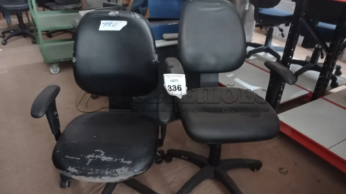 LOTE 336 - 02 CADEIRAS GIRATÓRIAS. (NO ESTADO) ATENÇÃO! FAZER A VISITAÇÃO ANTES DE ARREMATAR, NÃO SABEMOS SE FUNCIONA, LEILÃO NÃO TEM GARANTIA E NEM DEVOLUÇÃO, SUJEITO A POSSÍVEIS AVARIAS VISÍVEIS/OCULTAS E/OU AUSÊNCIA DE COMPONENTES.