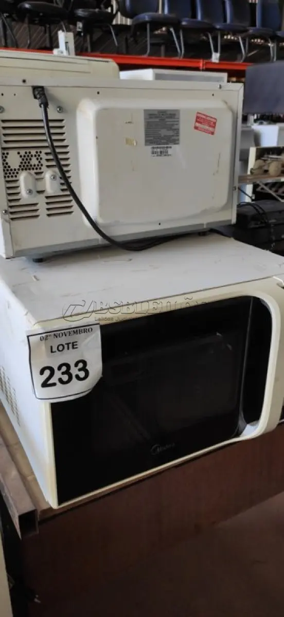 LOTE 233 - 03 MICRO-ONDAS MARCAS E MODELOS DIVERSOS. (NO ESTADO) ATENÇÃO! FAZER A VISITAÇÃO ANTES DE ARREMATAR, NÃO SABEMOS SE FUNCIONA, LEILÃO NÃO TEM GARANTIA E NEM DEVOLUÇÃO, SUJEITO A POSSÍVEIS AVARIAS VISÍVEIS/OCULTAS E/OU AUSÊNCIA DE COMPONENTES.