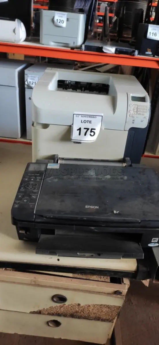 LOTE 175 - 02 IMPRESSORAS MARCAS HP E EPSON. (NO ESTADO) ATENÇÃO! FAZER A VISITAÇÃO ANTES DE ARREMATAR, NÃO SABEMOS SE FUNCIONA, LEILÃO NÃO TEM GARANTIA E NEM DEVOLUÇÃO, SUJEITO A POSSÍVEIS AVARIAS VISÍVEIS/OCULTAS E/OU AUSÊNCIA DE COMPONENTES.