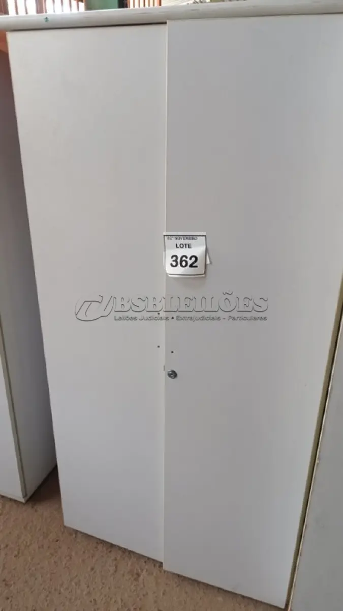 LOTE 362 - 01 ARMÁRIO ALTO PARA ESCRITÓRIO. (NO ESTADO) ATENÇÃO! FAZER A VISITAÇÃO ANTES DE ARREMATAR, NÃO SABEMOS SE FUNCIONA, LEILÃO NÃO TEM GARANTIA E NEM DEVOLUÇÃO, SUJEITO A POSSÍVEIS AVARIAS VISÍVEIS/OCULTAS E/OU AUSÊNCIA DE COMPONENTES.