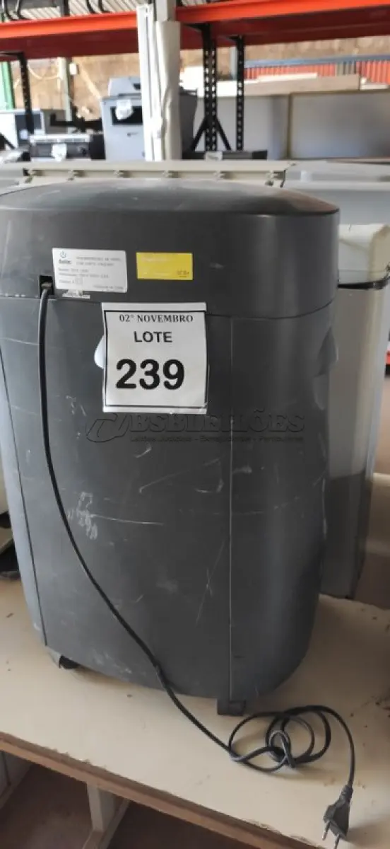 LOTE 239 - 04 FRAGMENTADORAS DE PAPEL DE MARCAS E MODELOS DIVERSOS. (NO ESTADO) ATENÇÃO! FAZER A VISITAÇÃO ANTES DE ARREMATAR, NÃO SABEMOS SE FUNCIONA, LEILÃO NÃO TEM GARANTIA E NEM DEVOLUÇÃO, SUJEITO A POSSÍVEIS AVARIAS VISÍVEIS/OCULTAS E/OU AUSÊNCIA DE COMPONENTES.