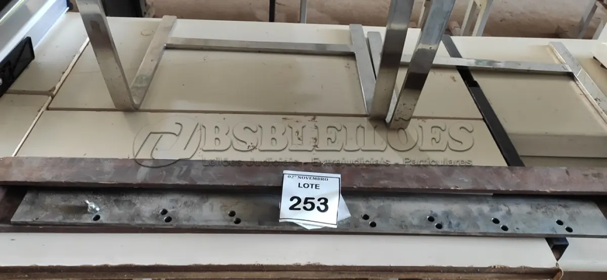 LOTE 253 - 01 LÂMINA DE GUILHOTINA GRÁFICA 100CM. (NO ESTADO) ATENÇÃO! FAZER A VISITAÇÃO ANTES DE ARREMATAR, NÃO SABEMOS SE FUNCIONA, LEILÃO NÃO TEM GARANTIA E NEM DEVOLUÇÃO, SUJEITO A POSSÍVEIS AVARIAS VISÍVEIS/OCULTAS E/OU AUSÊNCIA DE COMPONENTES.