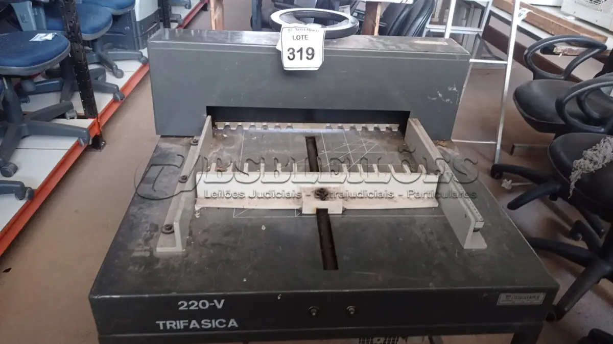 LOTE 319 - 01 GUILHOTINA GRÁFICA MODELO GK1060 220V MARCA KRAUSE. (NO ESTADO) ATENÇÃO! FAZER A VISITAÇÃO ANTES DE ARREMATAR, NÃO SABEMOS SE FUNCIONA, LEILÃO NÃO TEM GARANTIA E NEM DEVOLUÇÃO, SUJEITO A POSSÍVEIS AVARIAS VISÍVEIS/OCULTAS E/OU AUSÊNCIA DE COMPONENTES.