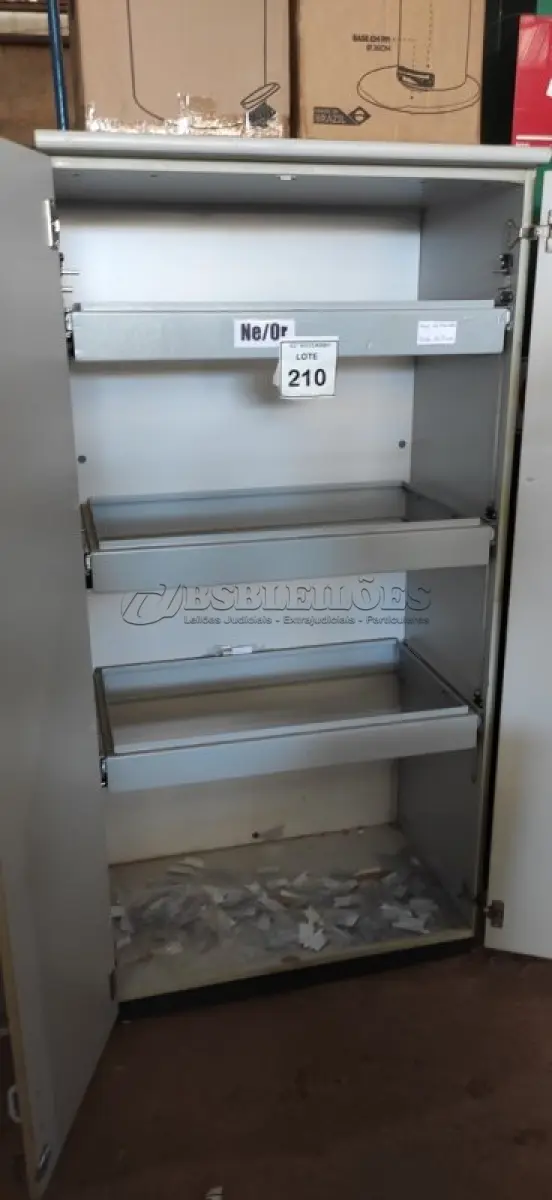 LOTE 210 - 01 ARMÁRIO DE ESCRITÓRIO PARA PASTAS SUSPENSAS COM 02 PORTAS. (NO ESTADO) ATENÇÃO! FAZER A VISITAÇÃO ANTES DE ARREMATAR, NÃO SABEMOS SE FUNCIONA, LEILÃO NÃO TEM GARANTIA E NEM DEVOLUÇÃO, SUJEITO A POSSÍVEIS AVARIAS VISÍVEIS/OCULTAS E/OU AUSÊNCIA DE COMPONENTES.
