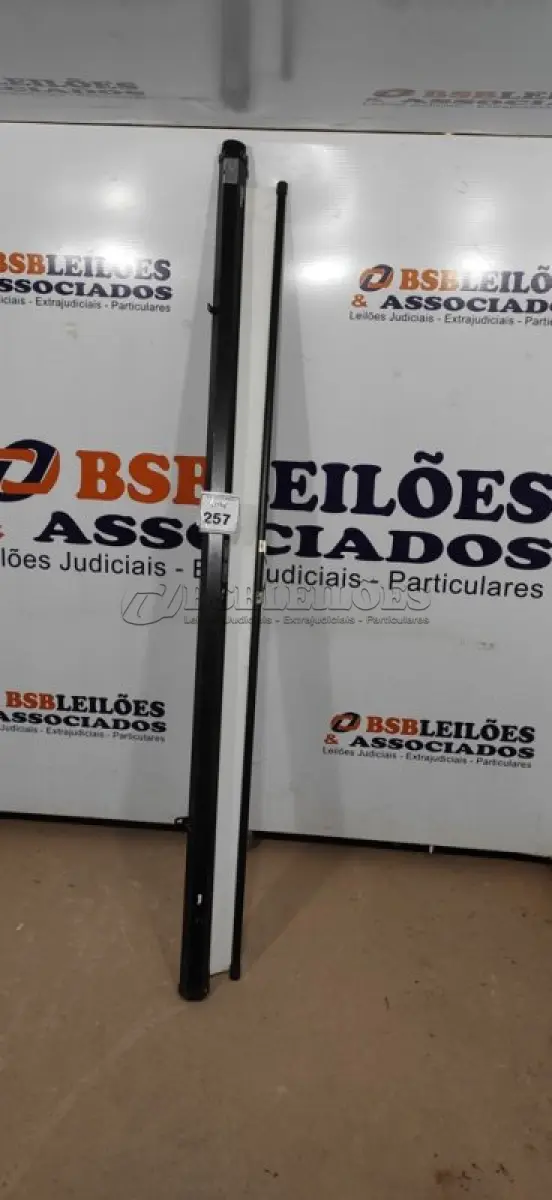 LOTE 257 - 01 TELA DE PROJEÇÃO RETRÁTIL. (NO ESTADO) ATENÇÃO! FAZER A VISITAÇÃO ANTES DE ARREMATAR, NÃO SABEMOS SE FUNCIONA, LEILÃO NÃO TEM GARANTIA E NEM DEVOLUÇÃO, SUJEITO A POSSÍVEIS AVARIAS VISÍVEIS/OCULTAS E/OU AUSÊNCIA DE COMPONENTES.