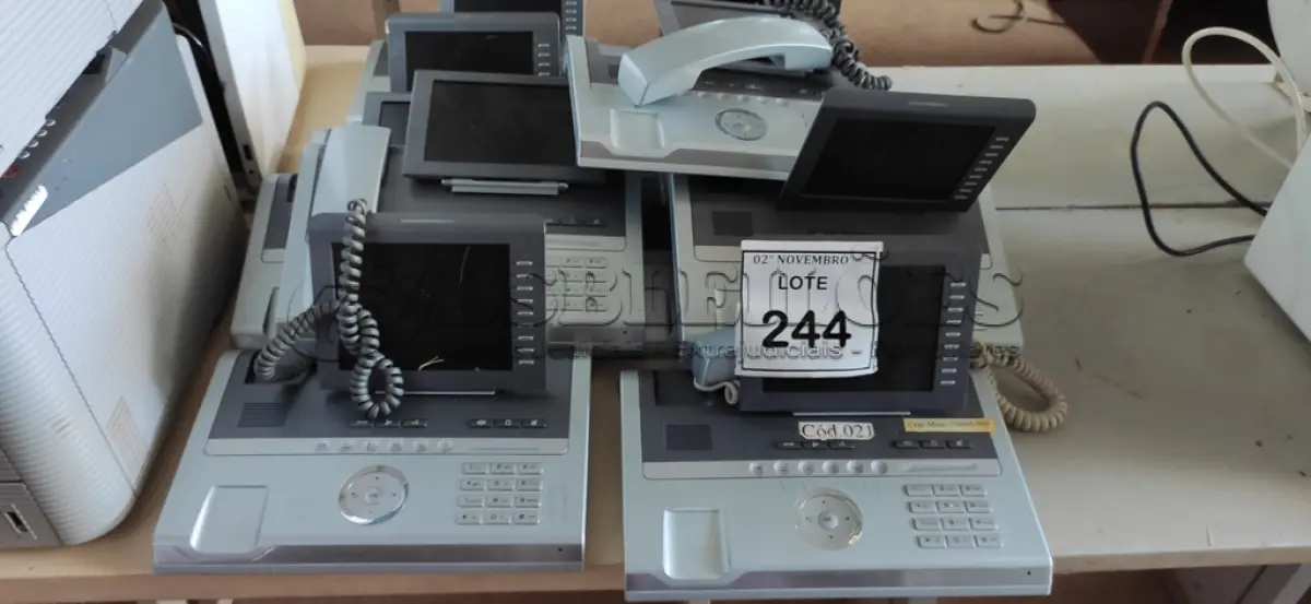 LOTE 244 - 01 LOTE COM VÁRIOS APARELHOS DE TELEFONE. (NO ESTADO) ATENÇÃO! FAZER A VISITAÇÃO ANTES DE ARREMATAR, NÃO SABEMOS SE FUNCIONA, LEILÃO NÃO TEM GARANTIA E NEM DEVOLUÇÃO, SUJEITO A POSSÍVEIS AVARIAS VISÍVEIS/OCULTAS E/OU AUSÊNCIA DE COMPONENTES.