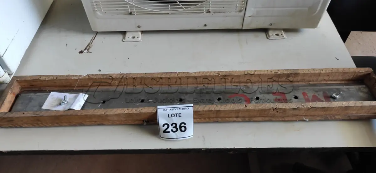 LOTE 236 - 01 LÂMINA DE GUILHOTINA GRÁFICA 106CM. (NO ESTADO) ATENÇÃO! FAZER A VISITAÇÃO ANTES DE ARREMATAR, NÃO SABEMOS SE FUNCIONA, LEILÃO NÃO TEM GARANTIA E NEM DEVOLUÇÃO, SUJEITO A POSSÍVEIS AVARIAS VISÍVEIS/OCULTAS E/OU AUSÊNCIA DE COMPONENTES.