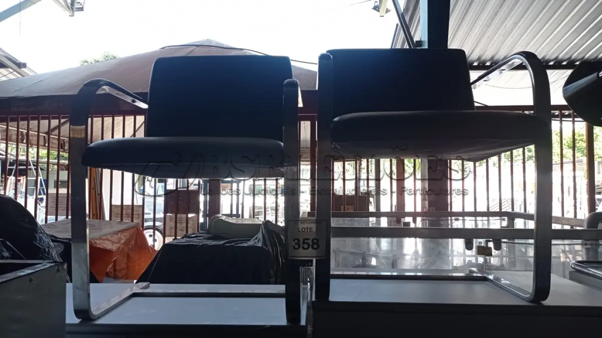 LOTE 358 - 02 CADEIRAS COM PÉS FIXOS. (NO ESTADO) ATENÇÃO! FAZER A VISITAÇÃO ANTES DE ARREMATAR, NÃO SABEMOS SE FUNCIONA, LEILÃO NÃO TEM GARANTIA E NEM DEVOLUÇÃO, SUJEITO A POSSÍVEIS AVARIAS VISÍVEIS/OCULTAS E/OU AUSÊNCIA DE COMPONENTES.