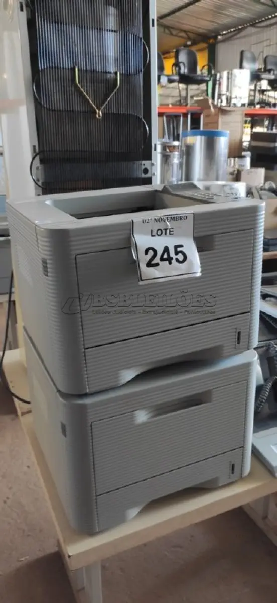 LOTE 245 - 02 IMPRESSORAS MODELO ML-3750ND MARCA SAMSUNG. (NO ESTADO) ATENÇÃO! FAZER A VISITAÇÃO ANTES DE ARREMATAR, NÃO SABEMOS SE FUNCIONA, LEILÃO NÃO TEM GARANTIA E NEM DEVOLUÇÃO, SUJEITO A POSSÍVEIS AVARIAS VISÍVEIS/OCULTAS E/OU AUSÊNCIA DE COMPONENTES.