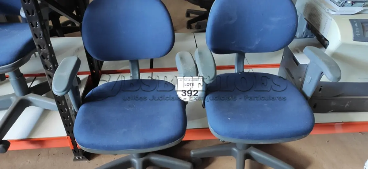 LOTE 392 - 02 CADEIRAS DE ESCRITÓRIO. (NO ESTADO) ATENÇÃO! FAZER A VISITAÇÃO ANTES DE ARREMATAR, NÃO SABEMOS SE FUNCIONA, LEILÃO NÃO TEM GARANTIA E NEM DEVOLUÇÃO, SUJEITO A POSSÍVEIS AVARIAS VISÍVEIS/OCULTAS E/OU AUSÊNCIA DE COMPONENTES.