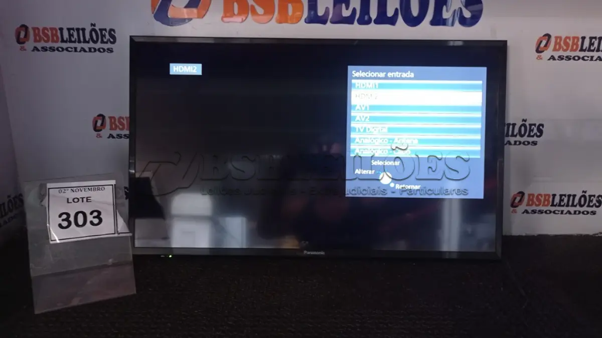 LOTE 303 - 01 TV PANASONIC. (NO ESTADO) ATENÇÃO! FAZER A VISITAÇÃO ANTES DE ARREMATAR, NÃO SABEMOS SE FUNCIONA, LEILÃO NÃO TEM GARANTIA E NEM DEVOLUÇÃO, SUJEITO A POSSÍVEIS AVARIAS VISÍVEIS/OCULTAS E/OU AUSÊNCIA DE COMPONENTES.