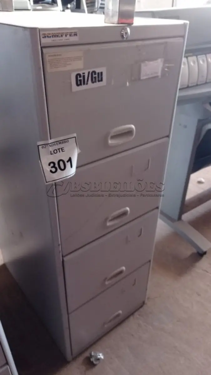 LOTE 301 - 01 ARQUIVO DE AÇO COM 04 GAVETAS. (NO ESTADO) ATENÇÃO! FAZER A VISITAÇÃO ANTES DE ARREMATAR, NÃO SABEMOS SE FUNCIONA, LEILÃO NÃO TEM GARANTIA E NEM DEVOLUÇÃO, SUJEITO A POSSÍVEIS AVARIAS VISÍVEIS/OCULTAS E/OU AUSÊNCIA DE COMPONENTES.