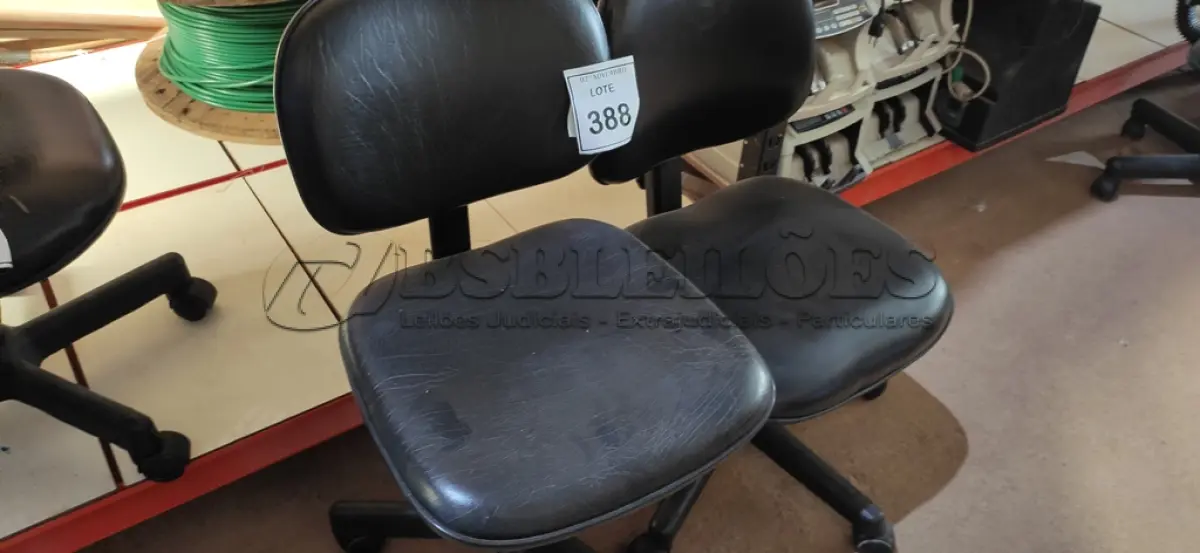LOTE 388 - 02 CADEIRAS DE ESCRITÓRIO. (NO ESTADO) ATENÇÃO! FAZER A VISITAÇÃO ANTES DE ARREMATAR, NÃO SABEMOS SE FUNCIONA, LEILÃO NÃO TEM GARANTIA E NEM DEVOLUÇÃO, SUJEITO A POSSÍVEIS AVARIAS VISÍVEIS/OCULTAS E/OU AUSÊNCIA DE COMPONENTES.