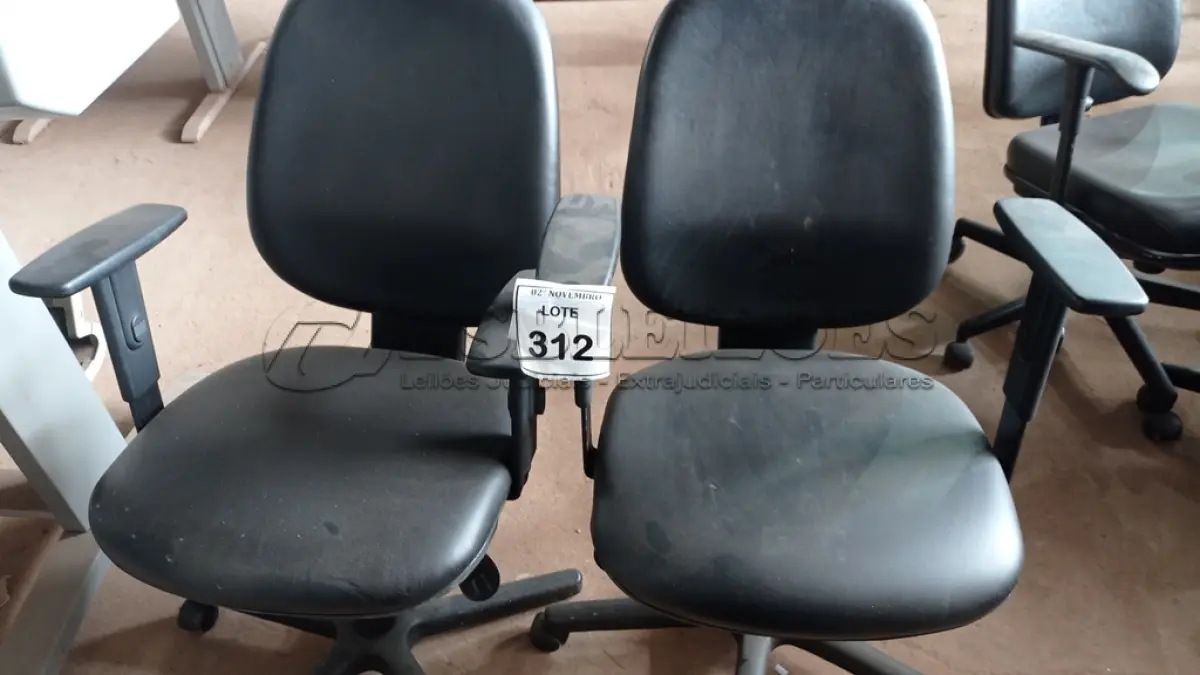 LOTE 312 - 02 CADEIRAS GIRATÓRIAS. (NO ESTADO) ATENÇÃO! FAZER A VISITAÇÃO ANTES DE ARREMATAR, NÃO SABEMOS SE FUNCIONA, LEILÃO NÃO TEM GARANTIA E NEM DEVOLUÇÃO, SUJEITO A POSSÍVEIS AVARIAS VISÍVEIS/OCULTAS E/OU AUSÊNCIA DE COMPONENTES.