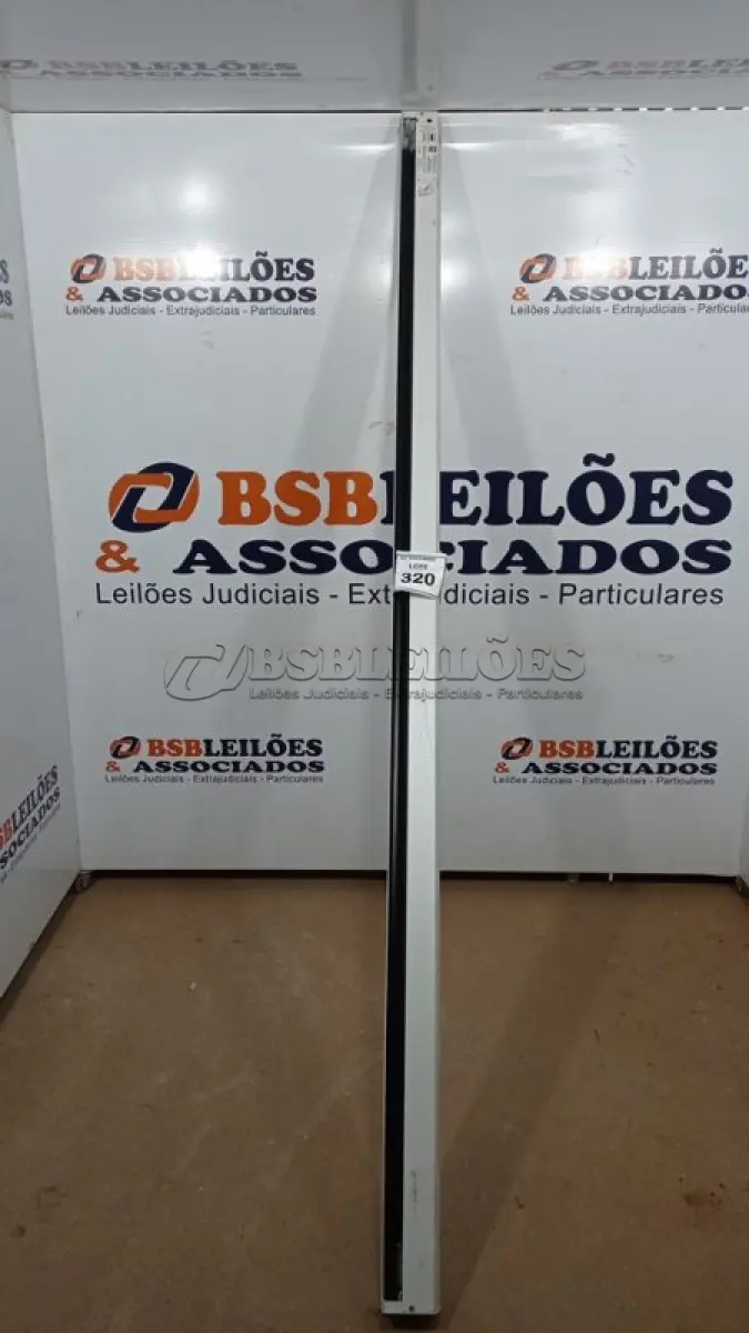 LOTE 320 - 01 TELA DE PROJEÇÃO. (NO ESTADO) ATENÇÃO! FAZER A VISITAÇÃO ANTES DE ARREMATAR, NÃO SABEMOS SE FUNCIONA, LEILÃO NÃO TEM GARANTIA E NEM DEVOLUÇÃO, SUJEITO A POSSÍVEIS AVARIAS VISÍVEIS/OCULTAS E/OU AUSÊNCIA DE COMPONENTES.