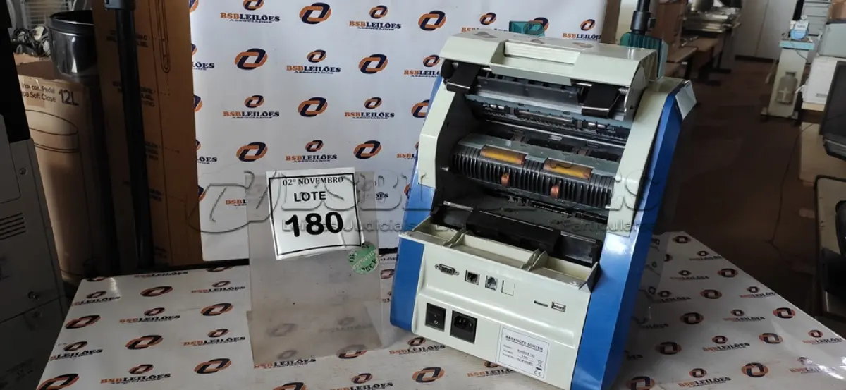 LOTE 180 - 01 MÁQUINA DE CONTAR DINHEIRO MARCA MAGNER. (NO ESTADO) ATENÇÃO! FAZER A VISITAÇÃO ANTES DE ARREMATAR, NÃO SABEMOS SE FUNCIONA, LEILÃO NÃO TEM GARANTIA E NEM DEVOLUÇÃO, SUJEITO A POSSÍVEIS AVARIAS VISÍVEIS/OCULTAS E/OU AUSÊNCIA DE COMPONENTES.