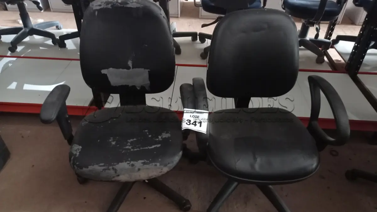 LOTE 341 - 02 CADEIRAS GIRATÓRIAS. (NO ESTADO) ATENÇÃO! FAZER A VISITAÇÃO ANTES DE ARREMATAR, NÃO SABEMOS SE FUNCIONA, LEILÃO NÃO TEM GARANTIA E NEM DEVOLUÇÃO, SUJEITO A POSSÍVEIS AVARIAS VISÍVEIS/OCULTAS E/OU AUSÊNCIA DE COMPONENTES.