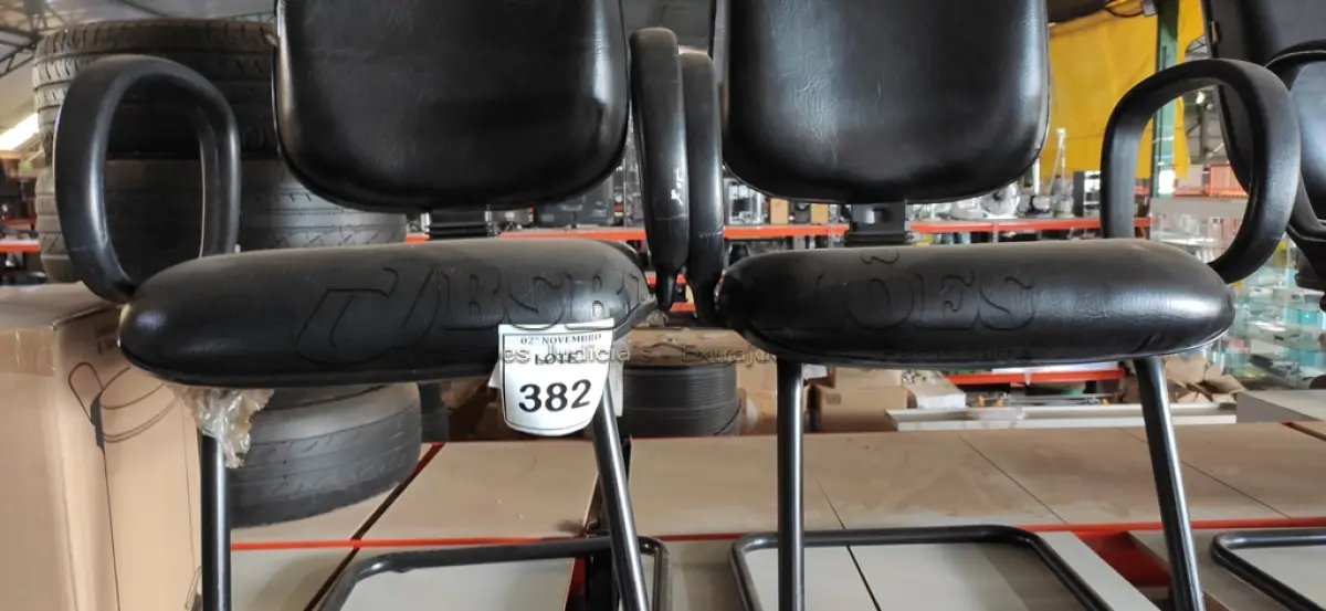 LOTE 382 - 02 CADEIRAS DE ESCRITÓRIO COM PÉS FIXOS. (NO ESTADO) ATENÇÃO! FAZER A VISITAÇÃO ANTES DE ARREMATAR, NÃO SABEMOS SE FUNCIONA, LEILÃO NÃO TEM GARANTIA E NEM DEVOLUÇÃO, SUJEITO A POSSÍVEIS AVARIAS VISÍVEIS/OCULTAS E/OU AUSÊNCIA DE COMPONENTES.