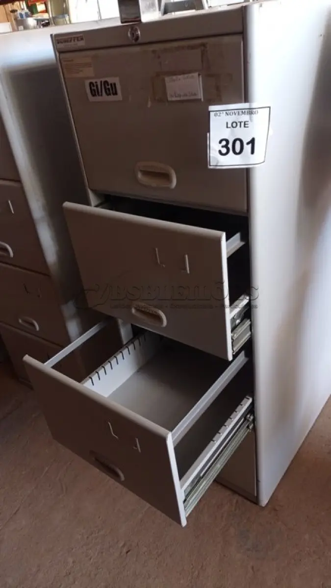 LOTE 301 - 01 ARQUIVO DE AÇO COM 04 GAVETAS. (NO ESTADO) ATENÇÃO! FAZER A VISITAÇÃO ANTES DE ARREMATAR, NÃO SABEMOS SE FUNCIONA, LEILÃO NÃO TEM GARANTIA E NEM DEVOLUÇÃO, SUJEITO A POSSÍVEIS AVARIAS VISÍVEIS/OCULTAS E/OU AUSÊNCIA DE COMPONENTES.