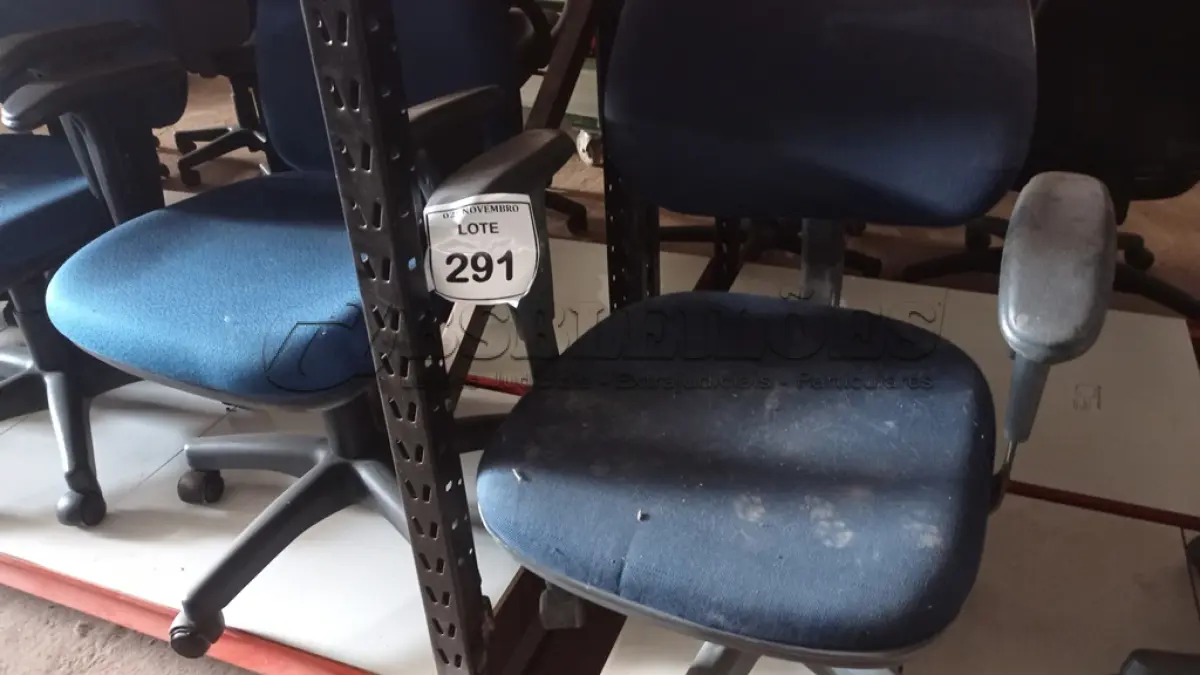 LOTE 291 - 02 CADEIRAS GIRATÓRIAS. (NO ESTADO) ATENÇÃO! FAZER A VISITAÇÃO ANTES DE ARREMATAR, NÃO SABEMOS SE FUNCIONA, LEILÃO NÃO TEM GARANTIA E NEM DEVOLUÇÃO, SUJEITO A POSSÍVEIS AVARIAS VISÍVEIS/OCULTAS E/OU AUSÊNCIA DE COMPONENTES.