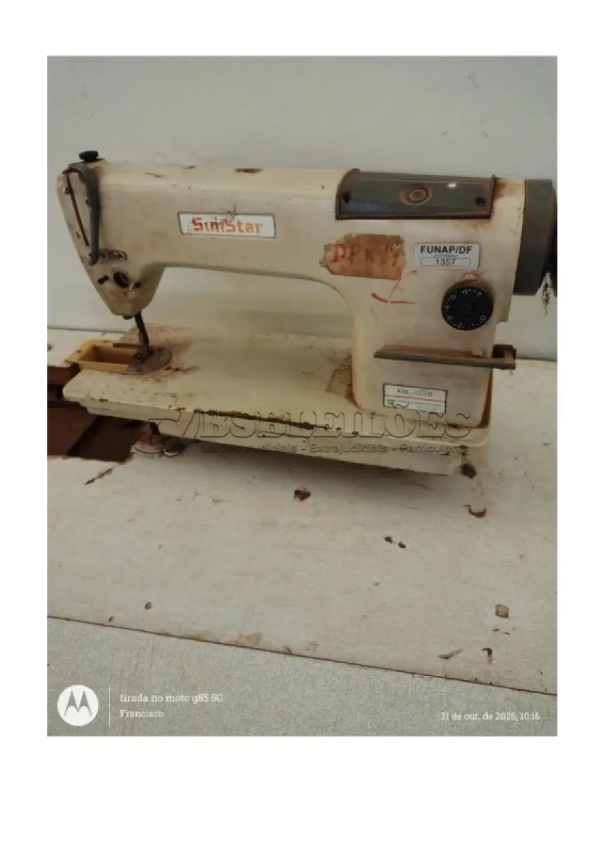 LOTE 073 - 03 MÁQUINAS DE COSTURA INDUSTRIAL, SENDO 02 RETA, COMPLETA, COM MESA, MOTOR, MARCAS GENSY E SUNSTAR E 01 TIPO TRAVETADEIRA INDUSTRIAL, ALTA VELOCIDADE, 01 AGULHA, MOTOR DE 2300 A3500RPM, MESA MOD. NS1850, MARCA NIPPON. (NO ESTADO DE CONSERVAÇÃO QUE SE ENCONTRAM)