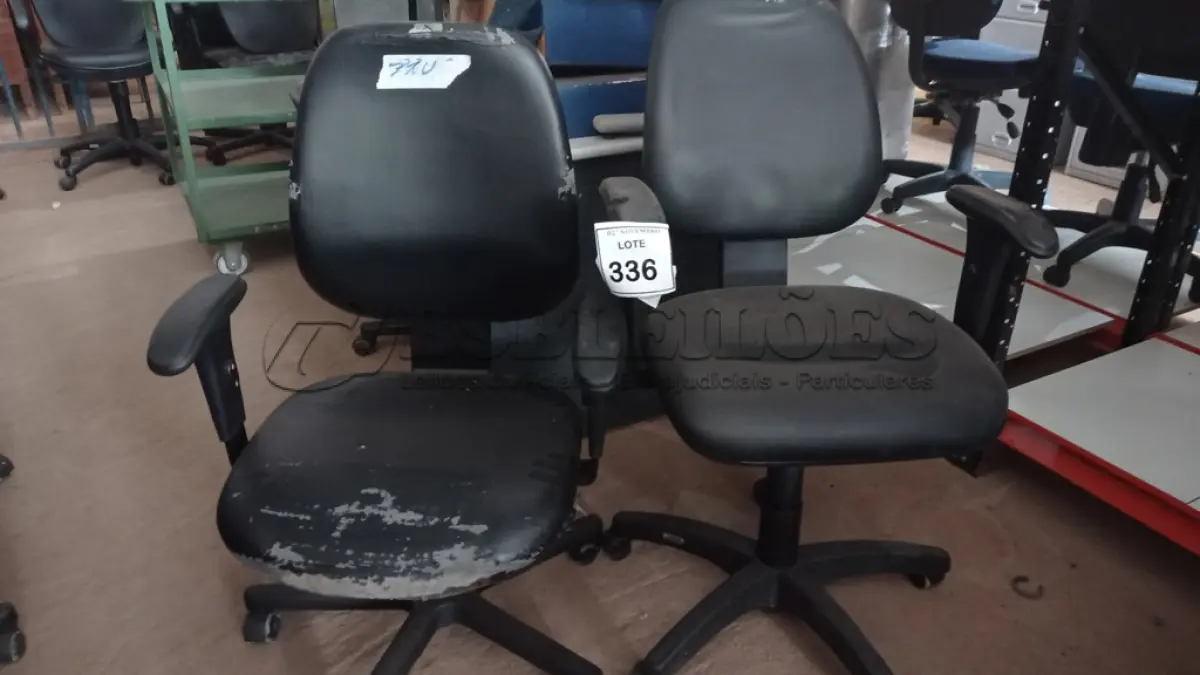 LOTE 336 - 02 CADEIRAS GIRATÓRIAS. (NO ESTADO) ATENÇÃO! FAZER A VISITAÇÃO ANTES DE ARREMATAR, NÃO SABEMOS SE FUNCIONA, LEILÃO NÃO TEM GARANTIA E NEM DEVOLUÇÃO, SUJEITO A POSSÍVEIS AVARIAS VISÍVEIS/OCULTAS E/OU AUSÊNCIA DE COMPONENTES.