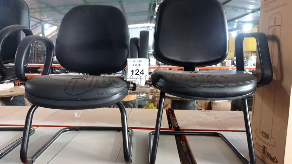 LOTE 124 - 02 CADEIRAS COM PÉS FIXOS. (NO ESTADO) ATENÇÃO! FAZER A VISITAÇÃO ANTES DE ARREMATAR, NÃO SABEMOS SE FUNCIONA, LEILÃO NÃO TEM GARANTIA E NEM DEVOLUÇÃO, SUJEITO A POSSÍVEIS AVARIAS VISÍVEIS/OCULTAS E/OU AUSÊNCIA DE COMPONENTES.