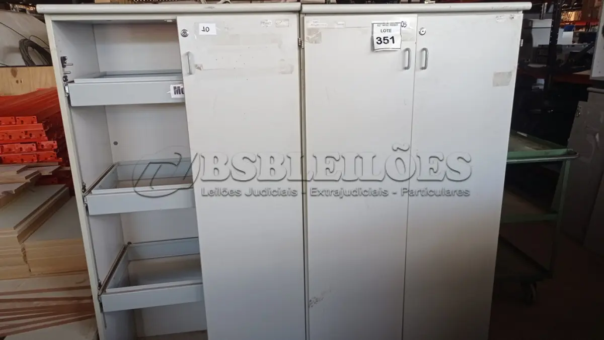 LOTE 351 - 03 ARMÁRIOS ALTOS SENDO 02 PARA PASTAS SUSPENSAS COM AVARIAS. (NO ESTADO) ATENÇÃO! FAZER A VISITAÇÃO ANTES DE ARREMATAR, NÃO SABEMOS SE FUNCIONA, LEILÃO NÃO TEM GARANTIA E NEM DEVOLUÇÃO, SUJEITO A POSSÍVEIS AVARIAS VISÍVEIS/OCULTAS E/OU AUSÊNCIA DE COMPONENTES.