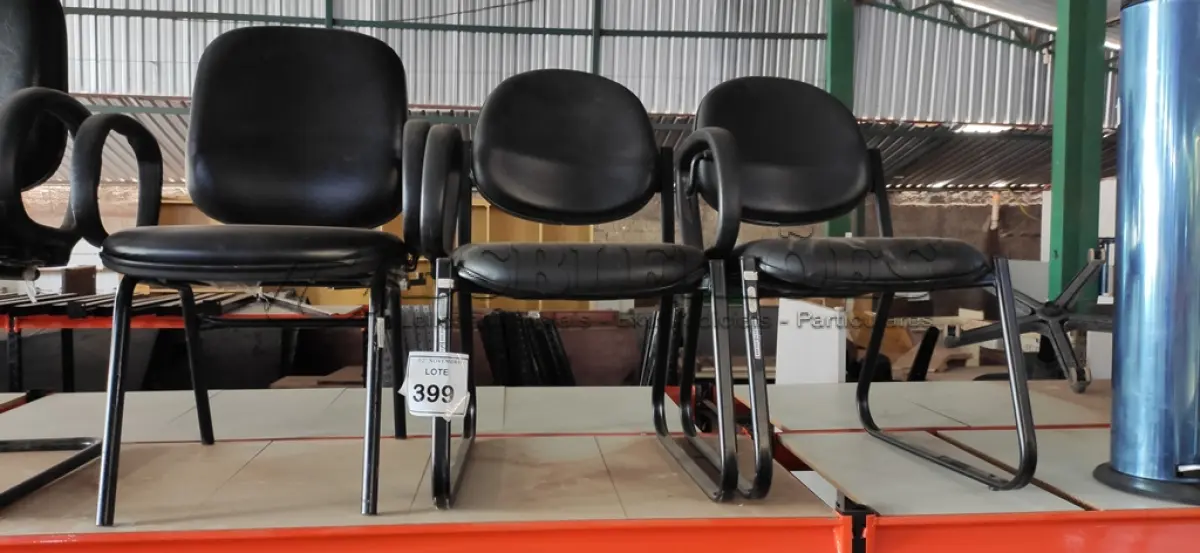 LOTE 399 - 03 CADEIRAS DE ESCRITÓRIO COM PÉS FIXOS. (NO ESTADO) ATENÇÃO! FAZER A VISITAÇÃO ANTES DE ARREMATAR, NÃO SABEMOS SE FUNCIONA, LEILÃO NÃO TEM GARANTIA E NEM DEVOLUÇÃO, SUJEITO A POSSÍVEIS AVARIAS VISÍVEIS/OCULTAS E/OU AUSÊNCIA DE COMPONENTES.