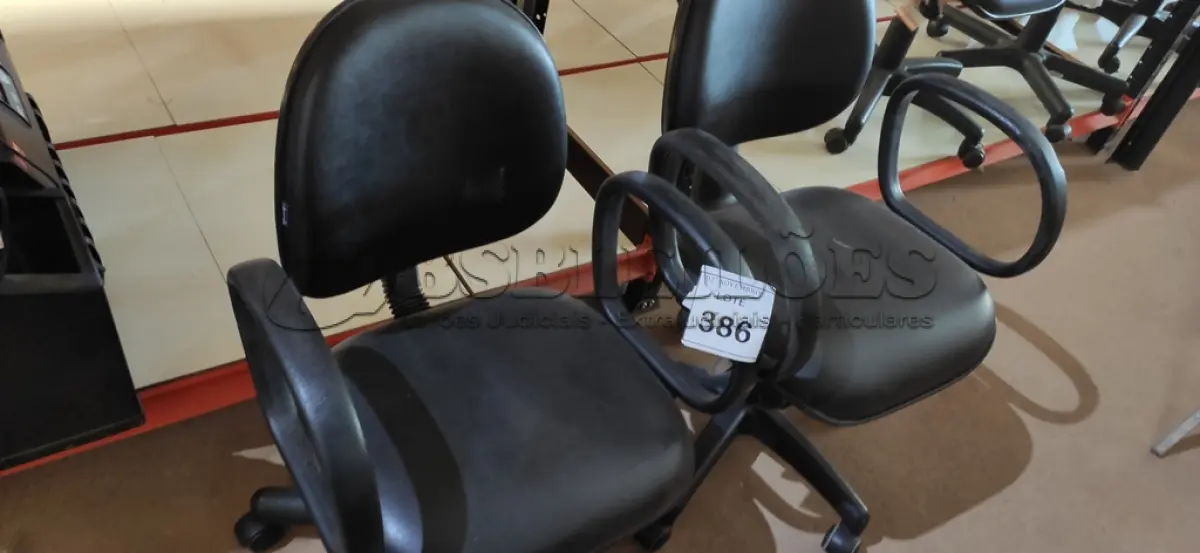 LOTE 386 - 02 CADEIRAS DE ESCRITÓRIO. (NO ESTADO) ATENÇÃO! FAZER A VISITAÇÃO ANTES DE ARREMATAR, NÃO SABEMOS SE FUNCIONA, LEILÃO NÃO TEM GARANTIA E NEM DEVOLUÇÃO, SUJEITO A POSSÍVEIS AVARIAS VISÍVEIS/OCULTAS E/OU AUSÊNCIA DE COMPONENTES.