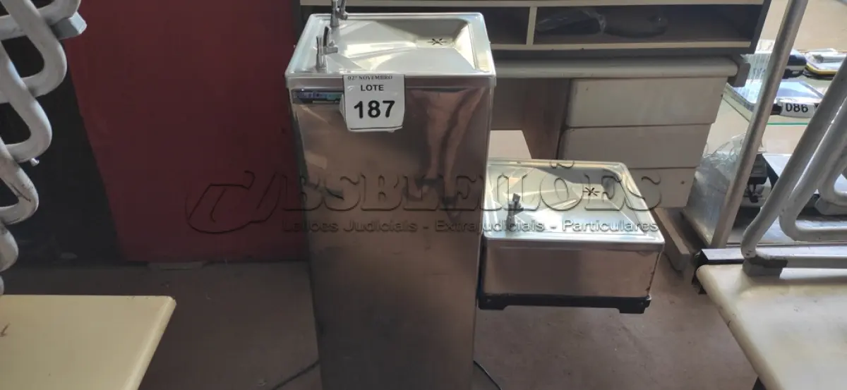 LOTE 187 - 01 BEBEDOURO CONJUGADO EM INOX. (NO ESTADO) ATENÇÃO! FAZER A VISITAÇÃO ANTES DE ARREMATAR, NÃO SABEMOS SE FUNCIONA, LEILÃO NÃO TEM GARANTIA E NEM DEVOLUÇÃO, SUJEITO A POSSÍVEIS AVARIAS VISÍVEIS/OCULTAS E/OU AUSÊNCIA DE COMPONENTES.