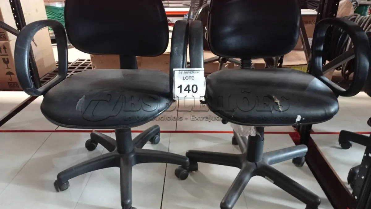 LOTE 140 - 02 CADEIRAS GIRATÓRIAS. (NO ESTADO) ATENÇÃO! FAZER A VISITAÇÃO ANTES DE ARREMATAR, NÃO SABEMOS SE FUNCIONA, LEILÃO NÃO TEM GARANTIA E NEM DEVOLUÇÃO, SUJEITO A POSSÍVEIS AVARIAS VISÍVEIS/OCULTAS E/OU AUSÊNCIA DE COMPONENTES.