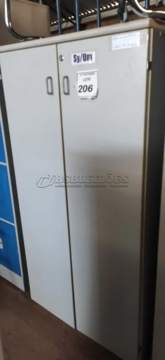 LOTE 206 - 01 ARMÁRIO DE ESCRITÓRIO PARA PASTAS SUSPENSAS COM 02 PORTAS. (NO ESTADO) ATENÇÃO! FAZER A VISITAÇÃO ANTES DE ARREMATAR, NÃO SABEMOS SE FUNCIONA, LEILÃO NÃO TEM GARANTIA E NEM DEVOLUÇÃO, SUJEITO A POSSÍVEIS AVARIAS VISÍVEIS/OCULTAS E/OU AUSÊNCIA DE COMPONENTES.