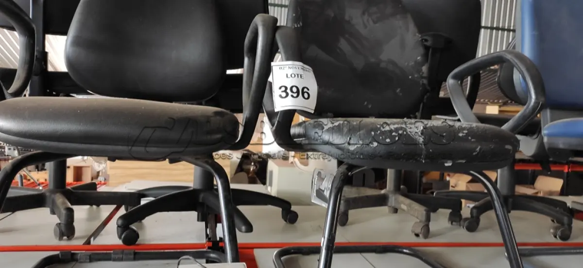 LOTE 396 - 02 CADEIRAS DE ESCRITÓRIO SENDO 01 COM PÉS FIXOS. (NO ESTADO) ATENÇÃO! FAZER A VISITAÇÃO ANTES DE ARREMATAR, NÃO SABEMOS SE FUNCIONA, LEILÃO NÃO TEM GARANTIA E NEM DEVOLUÇÃO, SUJEITO A POSSÍVEIS AVARIAS VISÍVEIS/OCULTAS E/OU AUSÊNCIA DE COMPONENTES.