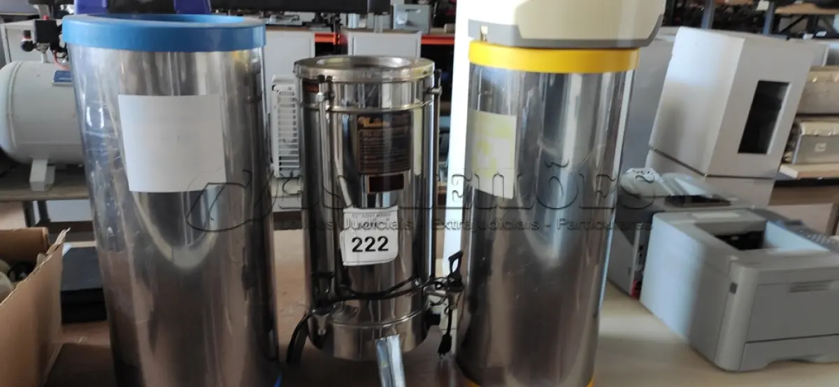 LOTE 222 - 01 CAFETEIRA EM INOX, 02 LIXEIRAS EM INOX E 04 DISPENSES DE PAPEL. (NO ESTADO) ATENÇÃO! FAZER A VISITAÇÃO ANTES DE ARREMATAR, NÃO SABEMOS SE FUNCIONA, LEILÃO NÃO TEM GARANTIA E NEM DEVOLUÇÃO, SUJEITO A POSSÍVEIS AVARIAS VISÍVEIS/OCULTAS E/OU AUSÊNCIA DE COMPONENTES.