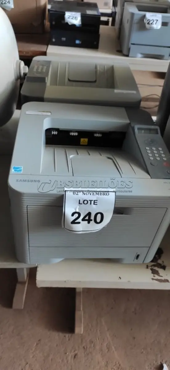 LOTE 240 - 02 IMPRESSORAS MODELO ML-3750ND MARCA SAMSUNG. (NO ESTADO) ATENÇÃO! FAZER A VISITAÇÃO ANTES DE ARREMATAR, NÃO SABEMOS SE FUNCIONA, LEILÃO NÃO TEM GARANTIA E NEM DEVOLUÇÃO, SUJEITO A POSSÍVEIS AVARIAS VISÍVEIS/OCULTAS E/OU AUSÊNCIA DE COMPONENTES.